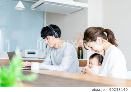 在宅勤務をするお父さんと子育てをするお母さん 90233140