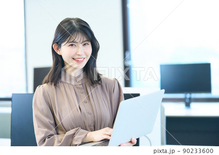パソコンを持つ女性 オフィス プログラマー 制作 エンジニア プロダクション パソコンを持つ女性 オフィス プログラマー 制作 エンジニア プロダクション 90233600