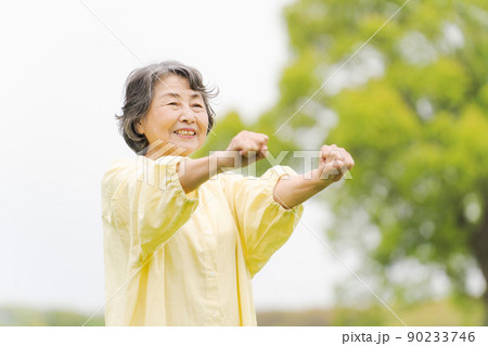 アクティブシニア　女性 90233746