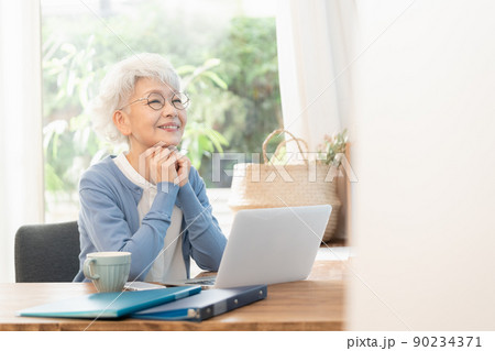 資産運用で儲けを期待する60代女性 90234371