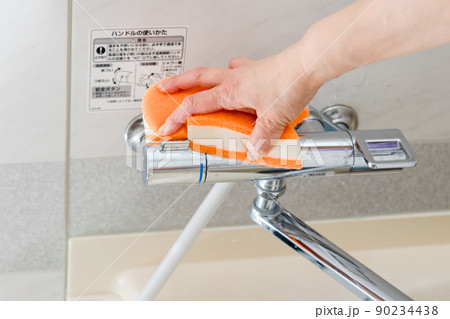 【風呂掃除をするミドル主婦　水栓有】 90234438