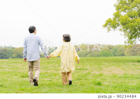 散歩するシニア夫婦　後ろ姿 90234484