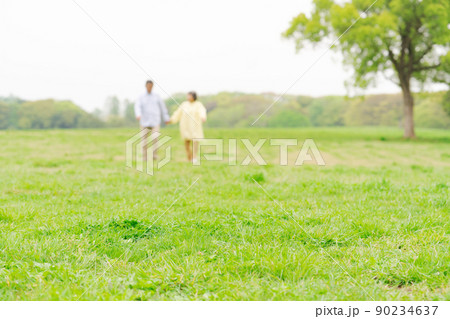 シニア夫婦　散歩　屋外 90234637