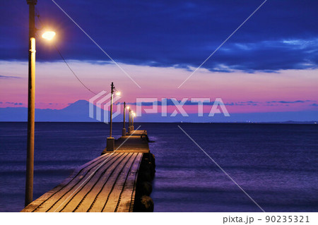 千葉県　夕暮れトワイライトの岡本桟橋（原岡桟橋） 90235321