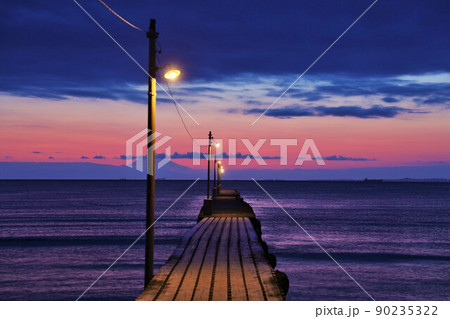 千葉県　夕暮れトワイライトの岡本桟橋（原岡桟橋） 90235322