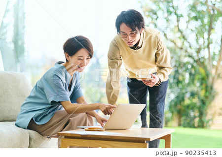 女性　家 90235413