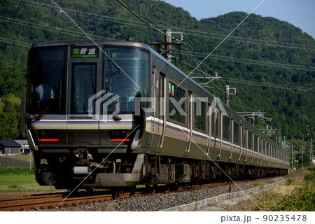草津線を走る223系普通電車8両 90235478