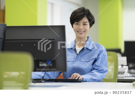 デスクワーク　作業服の若い女性 90235837