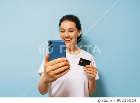 woman with smartphone 90235914