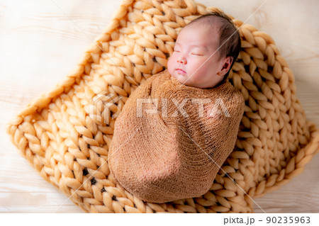 新生児　ニューボーンフォト 90235963