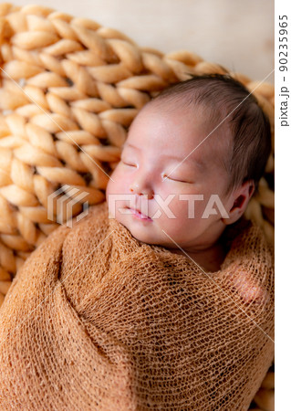新生児　ニューボーンフォト 90235965