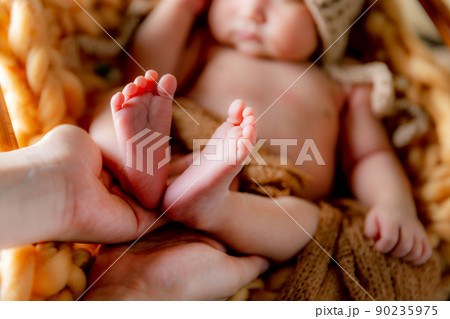 新生児　ニューボーンフォト 90235975