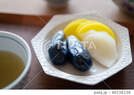 小茄子の漬物と沢庵 90236136