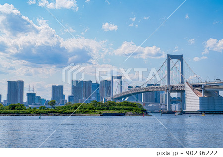 東京都港区台場から見た東京湾を望む都市景観 90236222