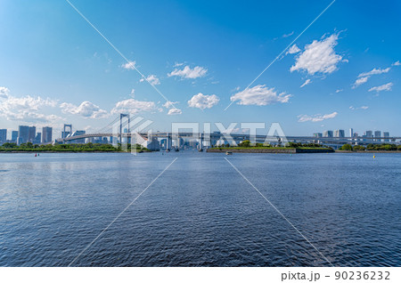 東京都港区台場から見た東京湾を望む都市景観 90236232