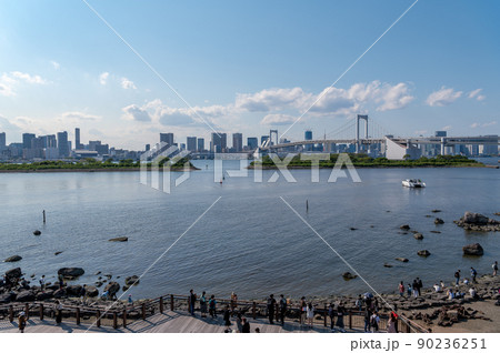 東京都港区台場から見た東京湾を望む都市景観 90236251