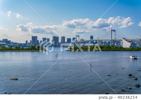 東京都港区台場から見た東京湾を望む都市景観 90236254