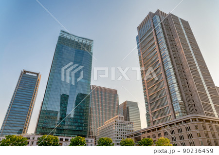 東京都千代田区丸の内の夕方の都市景観 90236459