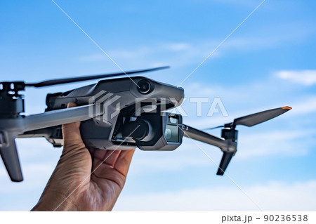 ドローンと青空 90236538