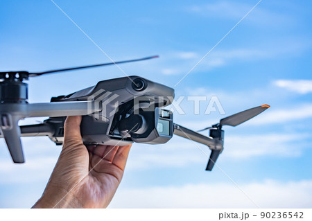 ドローンと青空 90236542
