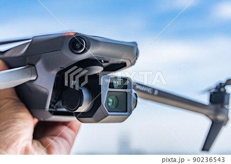 ドローンと青空 90236543