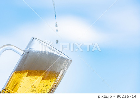 【アルコール】ジョッキに注がれた発泡酒【ビール】 【アルコール】ジョッキに注がれた発泡酒【ビール】 90236714