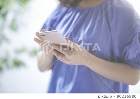 スマホを操作するミドル女性の手元 スマホを操作するミドル女性の手元 90236980
