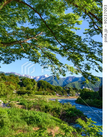 （群馬県）新緑と谷川連峰の絶景・みなかみ町 90237003