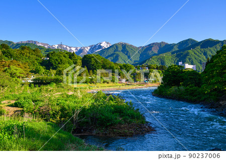 （群馬県）新緑と谷川連峰の絶景・みなかみ町 90237006