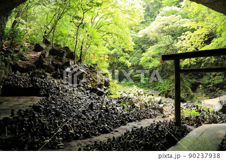 天安河原（あまのやすがわら）　【宮崎県高千穂町】 90237938