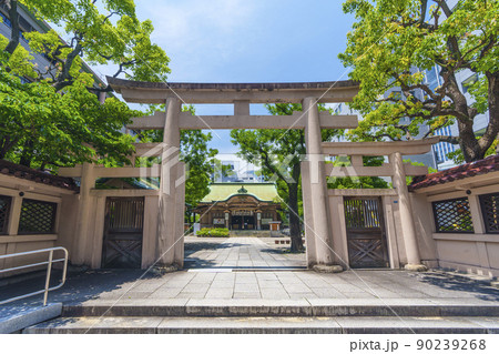 坐摩神社　いかすり神社　三ツ鳥居（大阪市本町　新緑の季節） 90239268