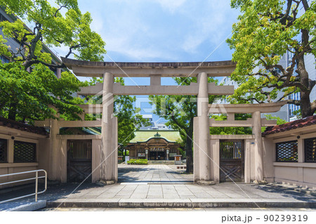 坐摩神社　いかすり神社　三ツ鳥居（大阪市本町　新緑の季節） 90239319
