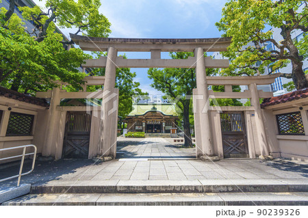 坐摩神社　いかすり神社　三ツ鳥居（大阪市本町　新緑の季節） 90239326