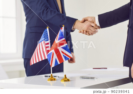 Diplomats from USA and UK meet for negotiations, reach trade agreement and shake hands 90239341