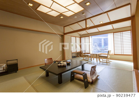 鉄橋の見えるシンプルな旅館の和室 90239477