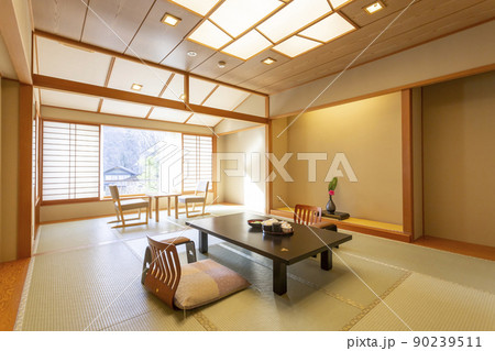 田舎の風景が見えるシンプルな旅館の和室 90239511