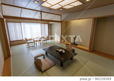 広縁のあるシンプルな旅館の和室 90239569