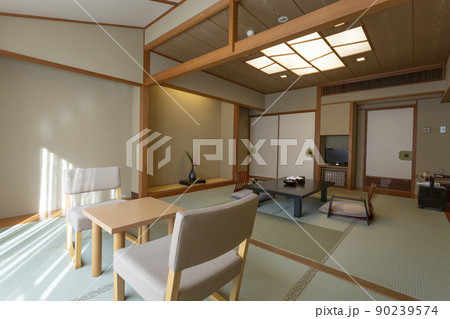 広縁のあるシンプルな旅館の和室 90239574