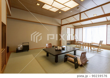 広縁のあるシンプルな旅館の和室 広縁のあるシンプルな旅館の和室 90239576