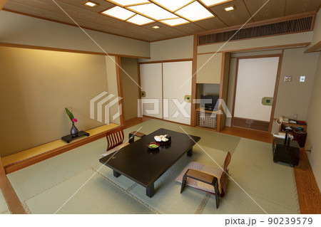 広縁のあるシンプルな旅館の和室 90239579
