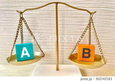 2つの物を比較 AとBを天秤にかける 90240583
