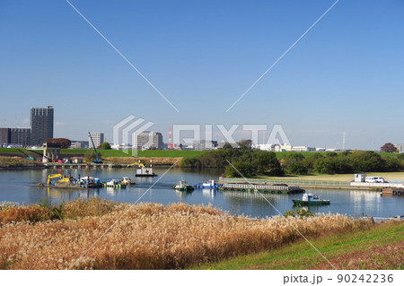 冬の江戸川の浚渫工事現場風景 冬の江戸川の浚渫工事現場風景 90242236