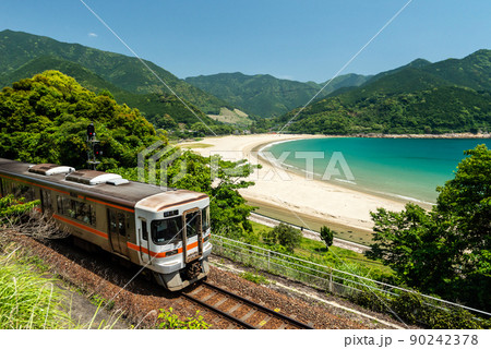 新鹿海岸と紀勢本線の列車 90242378