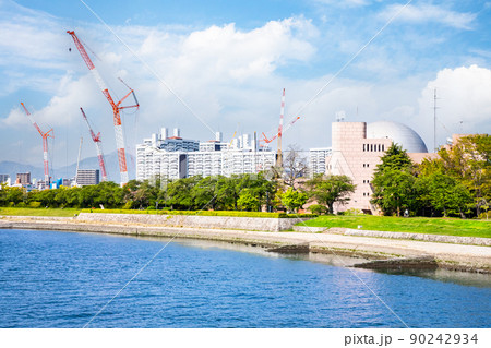 相生橋から北方面(横川駅)を展望した風景です。クレーンはサッカースタジアムの建設場所です。広島県 90242934