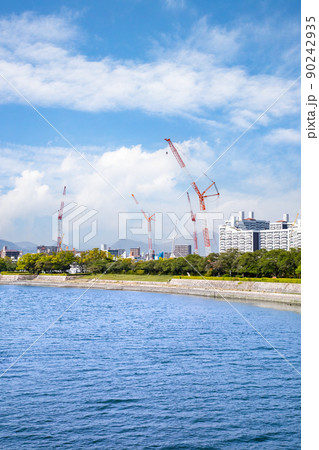 相生橋から横川駅方面を展望した風景です。多くのクレーンは中央公園に建設中のサッカースタジアムです。 90242935