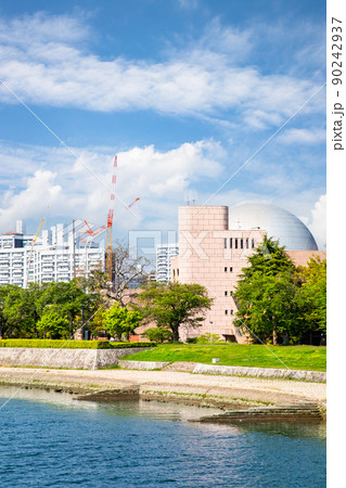 相生橋から北方面(横川駅)を展望した風景です。クレーンはサッカースタジアムの建設場所です。広島県 相生橋から北方面(横川駅)を展望した風景です。クレーンはサッカースタジアムの建設場所です。広島県 90242937