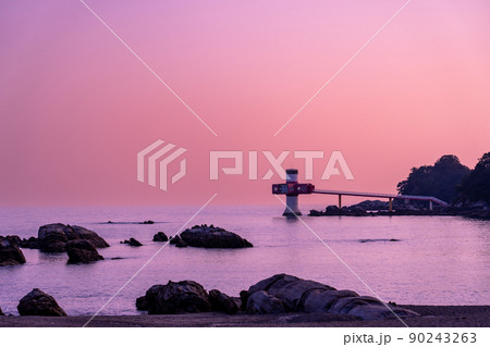高知県土佐清水市　竜串海岸東側の桜浜と呼ばれる砂浜の夕景 90243263