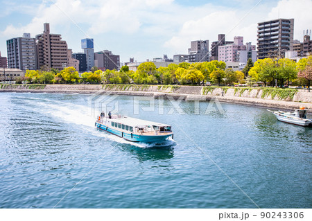 広島世界遺産航路の遊覧船風景です。アステールプラザ前を航行しています。明るい雰囲気をどうぞ。広島県 90243306