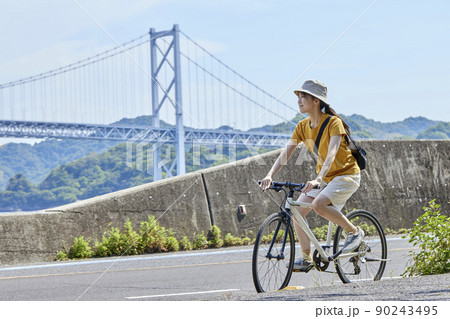 しまなみ海道にてサイクリングを楽しむ地本人女性 90243495