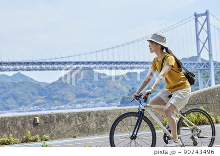 しまなみ海道にてサイクリングを楽しむ地本人女性 90243496